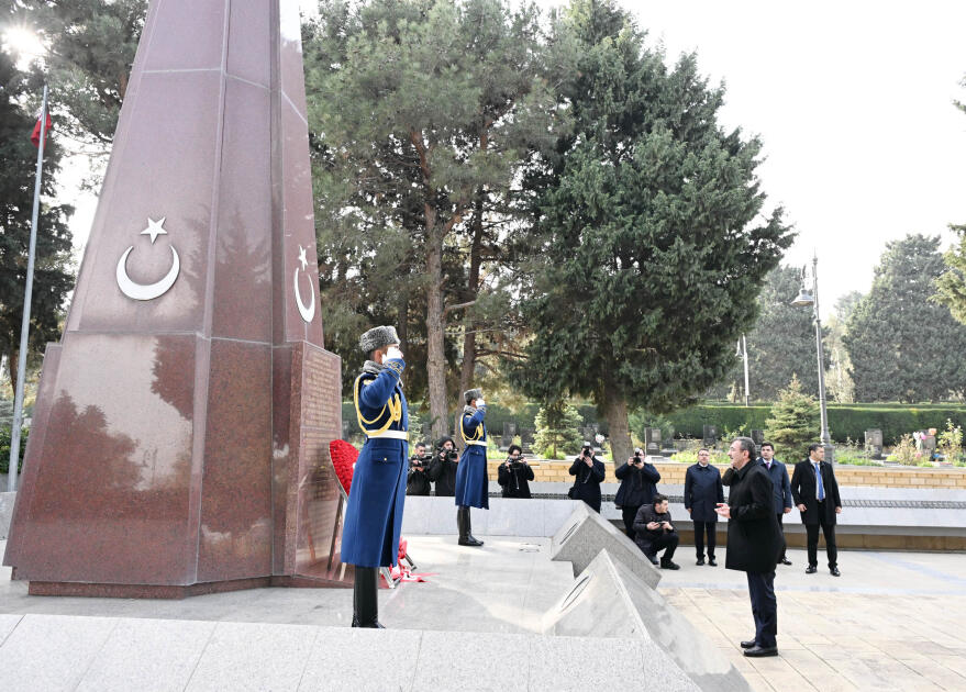 Вице-президент Турции почтил память шехидов в Баку