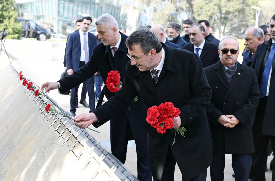 Вице-президент Турции почтил память шехидов в Баку