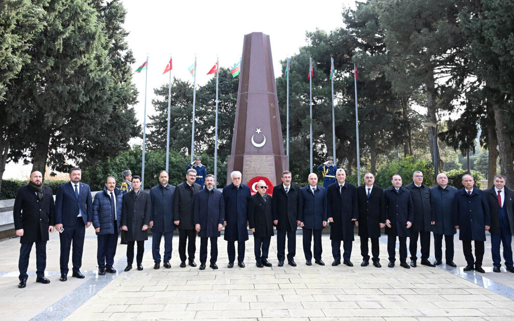 Вице-президент Турции почтил память шехидов в Баку
