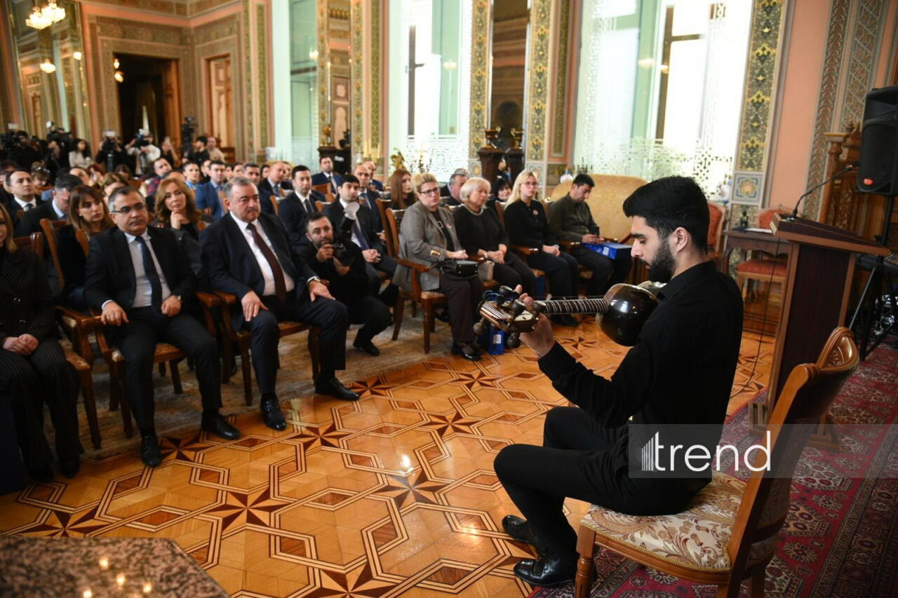 AZAL-ın Qazaxıstanda qəzaya uğrayan təyyarəsinə həsr olunmuş poçt markası təqdim olunub