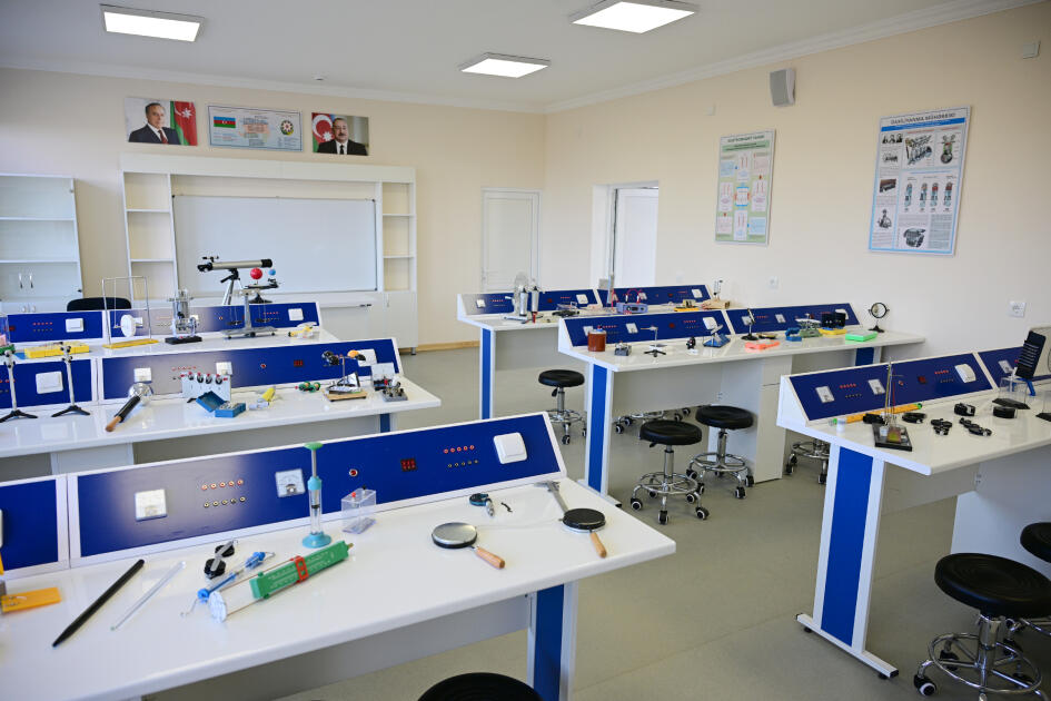 Президент Ильхам Алиев принял участие в открытии здания средней школы номер 1 в поселке Кяркиджахан после капитального ремонта