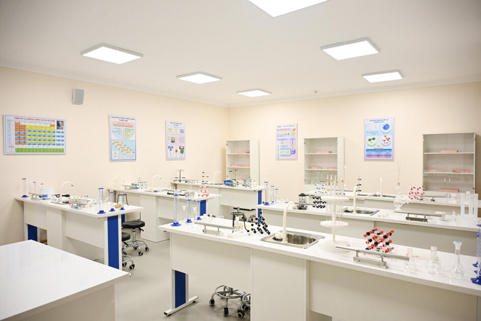 Президент Ильхам Алиев принял участие в открытии здания средней школы номер 1 в поселке Кяркиджахан после капитального ремонта