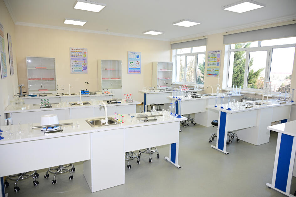 Президент Ильхам Алиев принял участие в открытии здания средней школы номер 1 в поселке Кяркиджахан после капитального ремонта