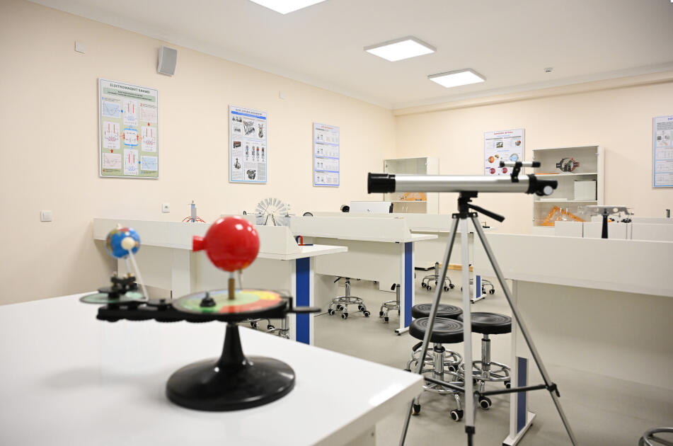 Президент Ильхам Алиев принял участие в открытии здания средней школы номер 1 в поселке Кяркиджахан после капитального ремонта