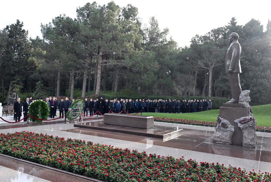 Участники II Форума религиозных деятелей Азербайджана посетили могилу общенационального лидера Гейдара Алиева