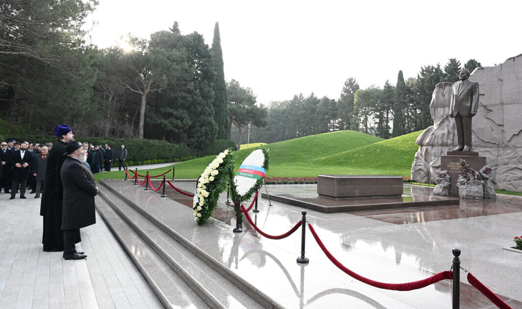 Участники II Форума религиозных деятелей Азербайджана посетили могилу общенационального лидера Гейдара Алиева