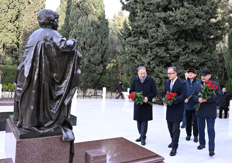 Участники II Форума религиозных деятелей Азербайджана посетили могилу общенационального лидера Гейдара Алиева