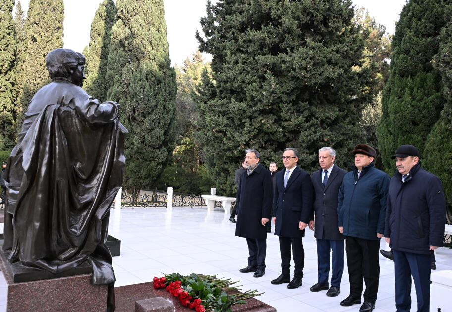 Участники II Форума религиозных деятелей Азербайджана посетили могилу общенационального лидера Гейдара Алиева