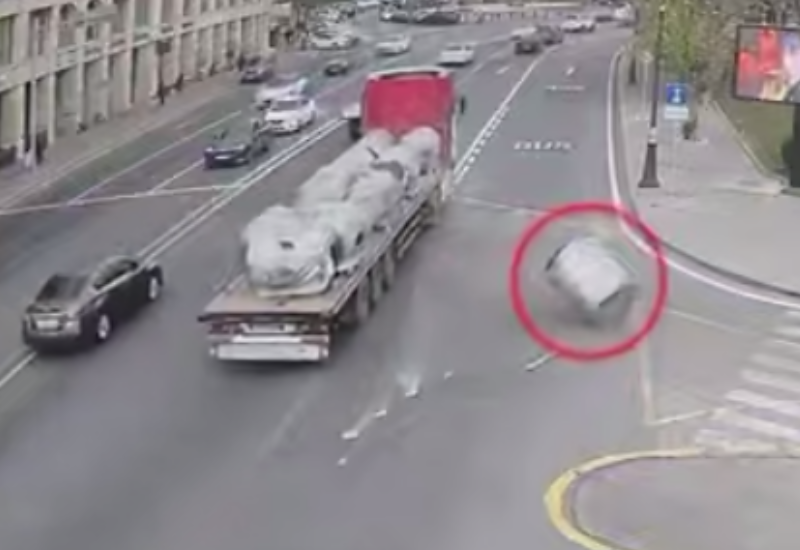 В Баку бочка, упавшая с грузового автомобиля, едва не привела к трагедии