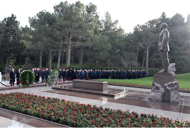Участники II Форума религиозных деятелей Азербайджана посетили могилу общенационального лидера Гейдара Алиева