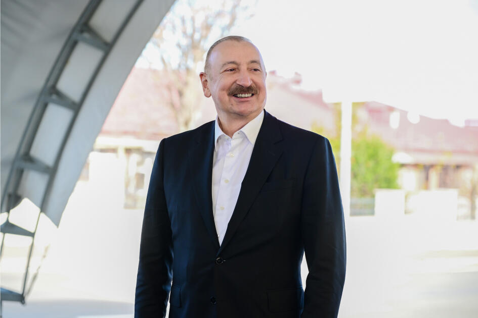 Президент Ильхам Алиев встретился в поселке Кяркиджахан с переселившимися сюда жителями