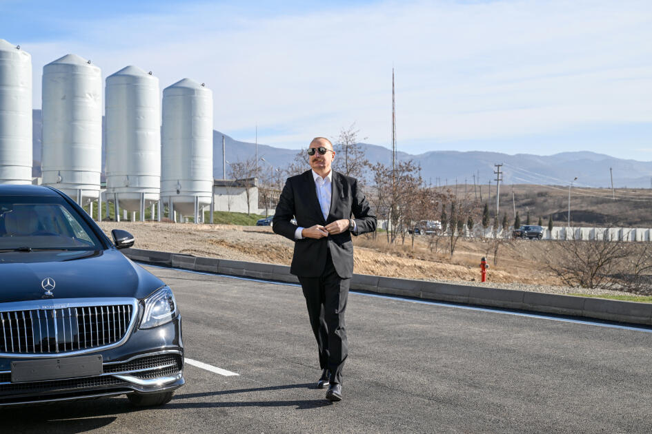 Президент Ильхам Алиев принял участие в открытии предприятия по производству офисной мебели и мебельной фурнитуры в селе Баллыджа