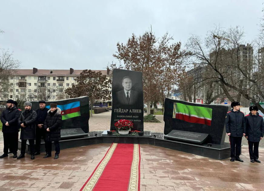 В Грозном открыта мемориальная плита в память о жертвах катастрофы самолета AZAL