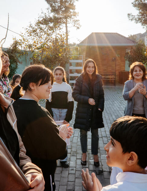 Leyla Əliyeva, Arzu Əliyeva və Alena Əliyeva “Təmiz Dünya” sığınacağında yaşayan uşaqların bayram sevincinə şərik olublar