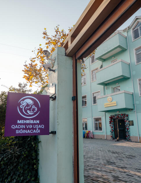 Leyla Əliyeva, Arzu Əliyeva və Alena Əliyeva “Təmiz Dünya” sığınacağında yaşayan uşaqların bayram sevincinə şərik olublar