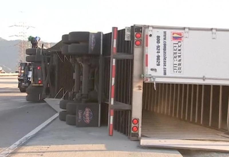 В Сумгайыте опрокинулся грузовик