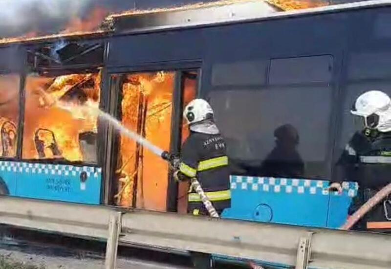 На дороге Баку-Сумгайыт сгорел автобус