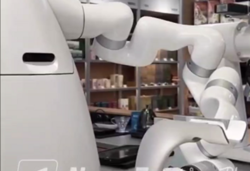 Китайский робот-бариста набирает популярность в соцсетях