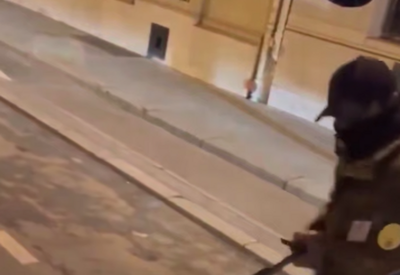 В Париже мужчина повредил автобус