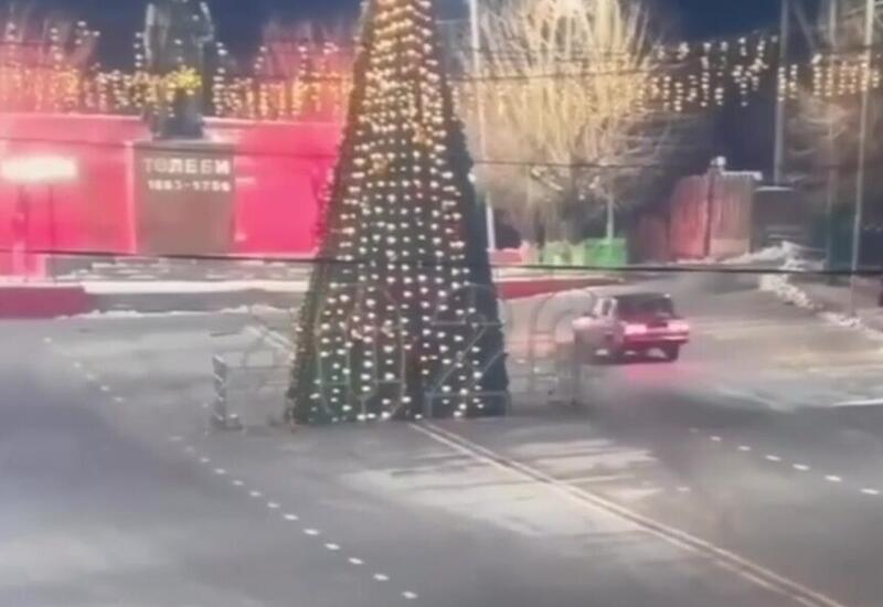 Водитель снес главную елку города