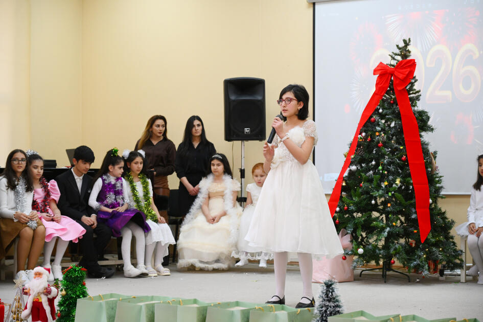 Leyla Əliyeva, Arzu Əliyeva və Alena Əliyeva Bakı şəhəri 5 nömrəli internat tipli xüsusi ümumtəhsil məktəbində olublar