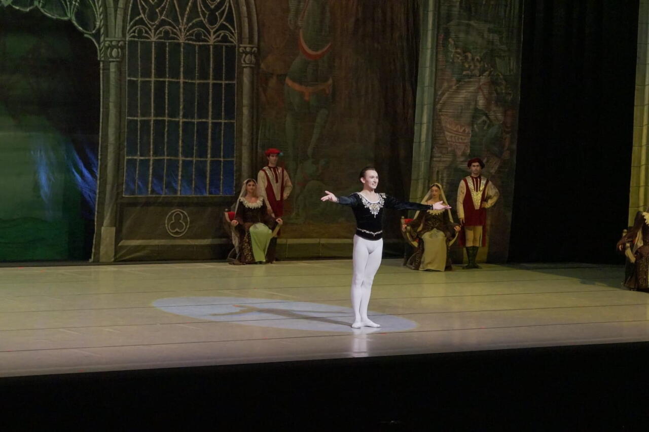 Балет "Лебединое озеро" представили в Баку с участием ведущих солистов Франции и Беларуси