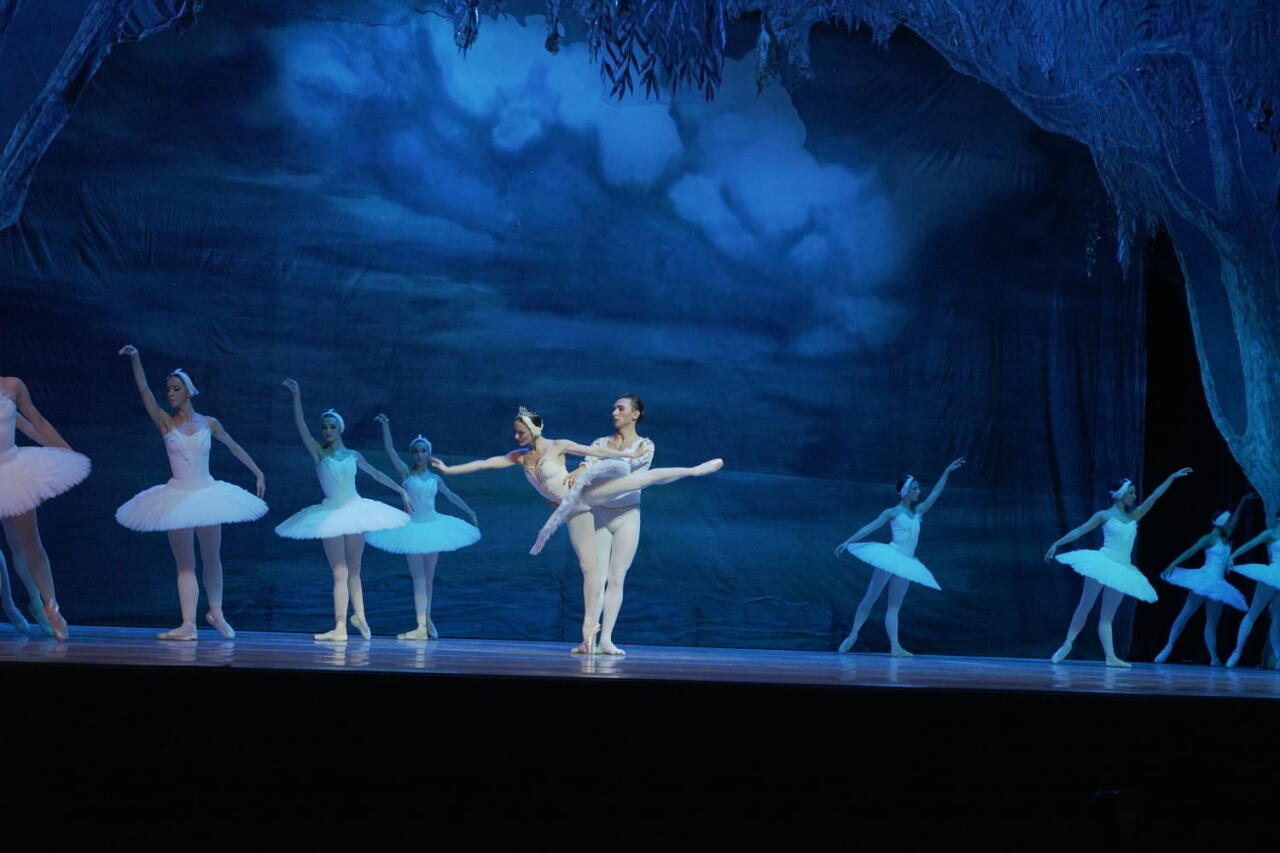 Балет "Лебединое озеро" представили в Баку с участием ведущих солистов Франции и Беларуси