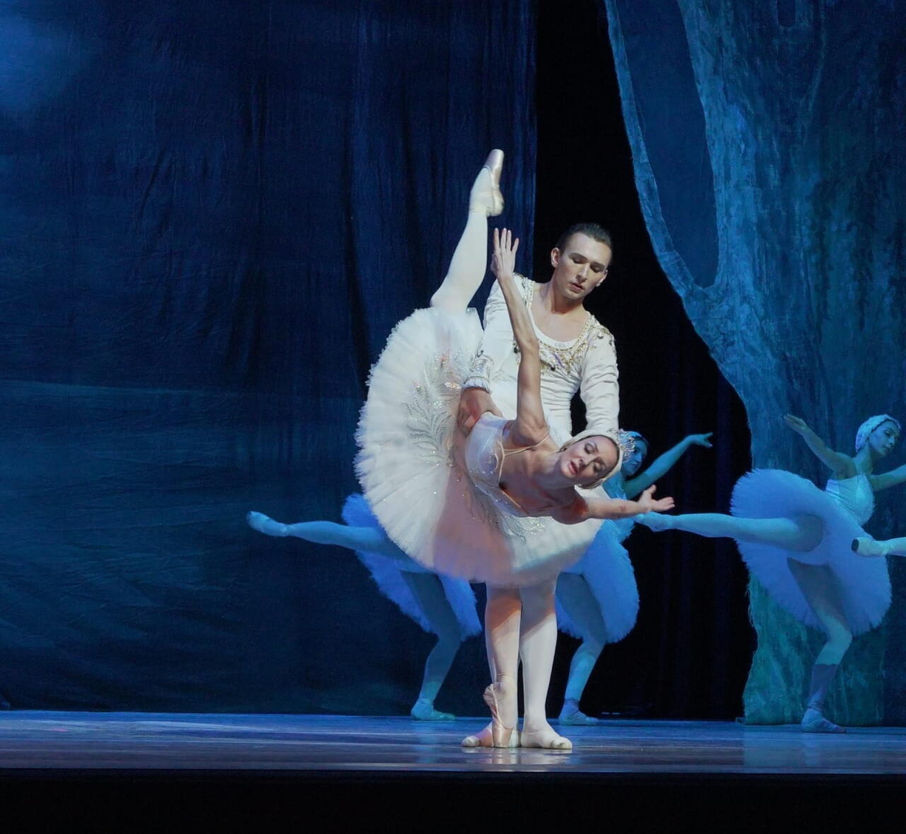 Балет "Лебединое озеро" представили в Баку с участием ведущих солистов Франции и Беларуси