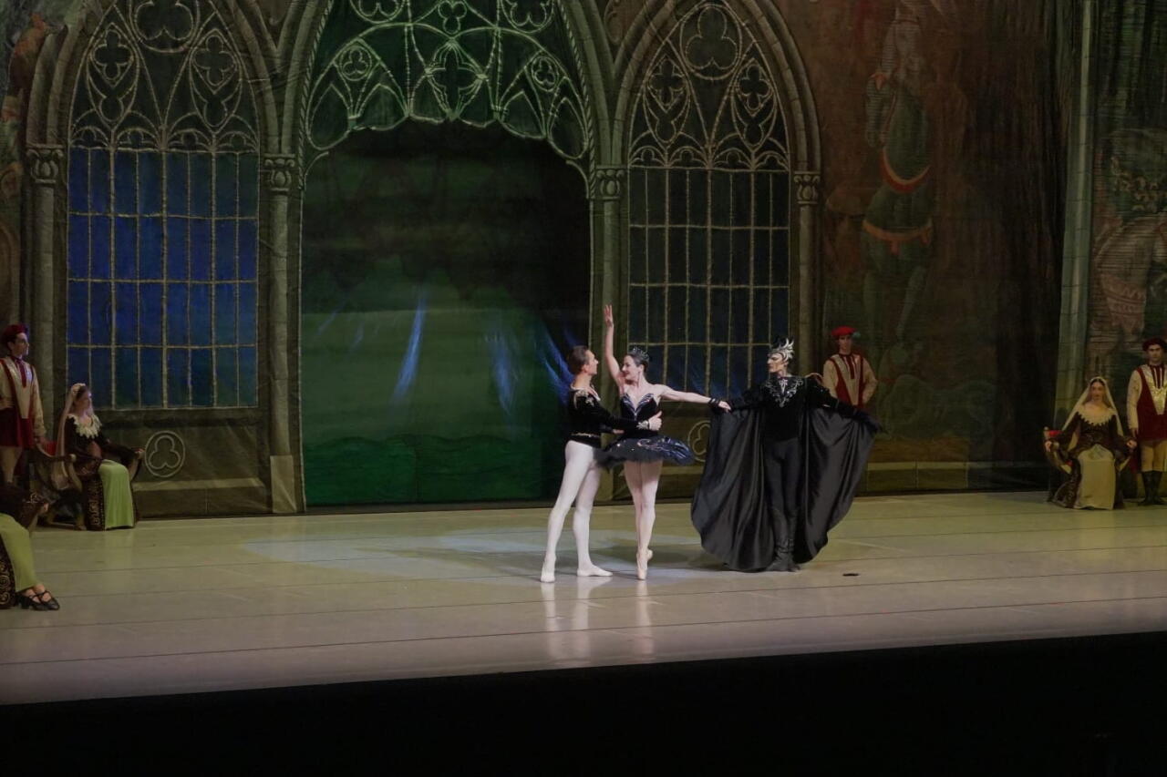 Балет "Лебединое озеро" представили в Баку с участием ведущих солистов Франции и Беларуси