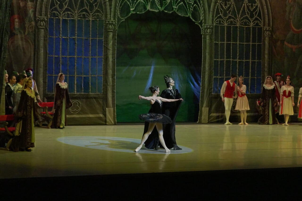 Балет "Лебединое озеро" представили в Баку с участием ведущих солистов Франции и Беларуси