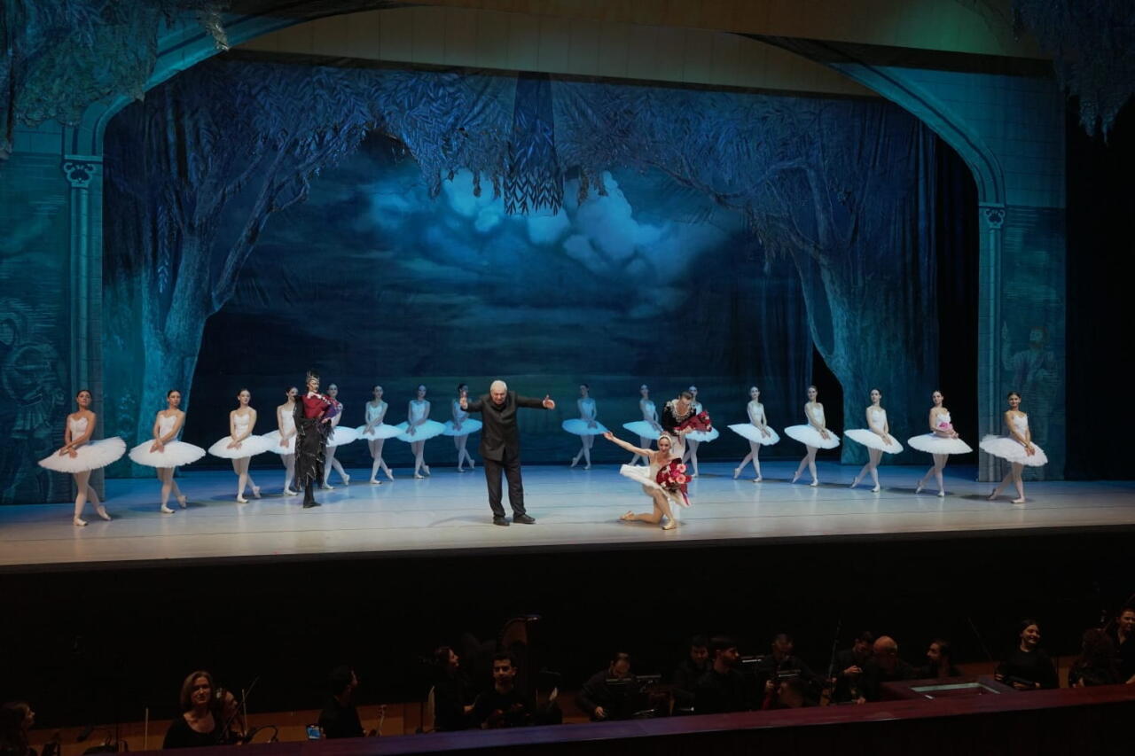 Балет "Лебединое озеро" представили в Баку с участием ведущих солистов Франции и Беларуси