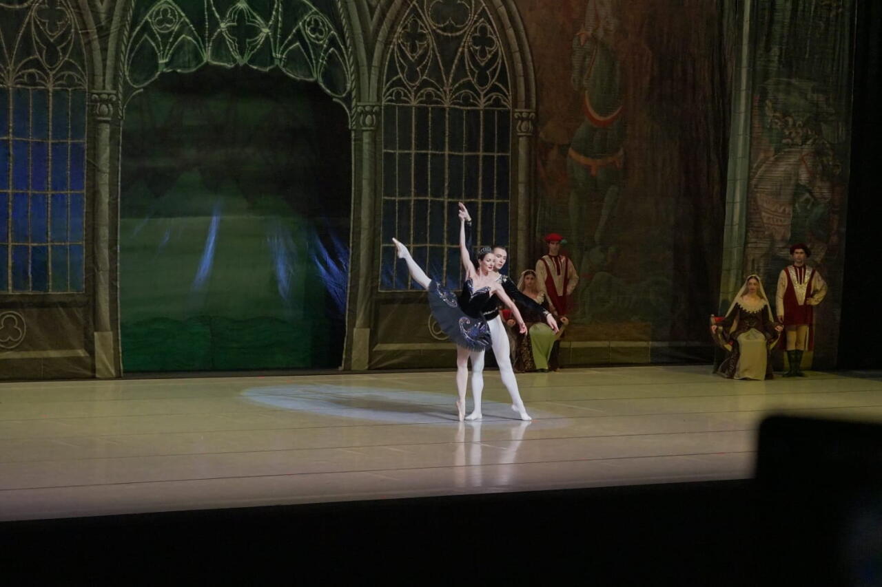 Балет "Лебединое озеро" представили в Баку с участием ведущих солистов Франции и Беларуси