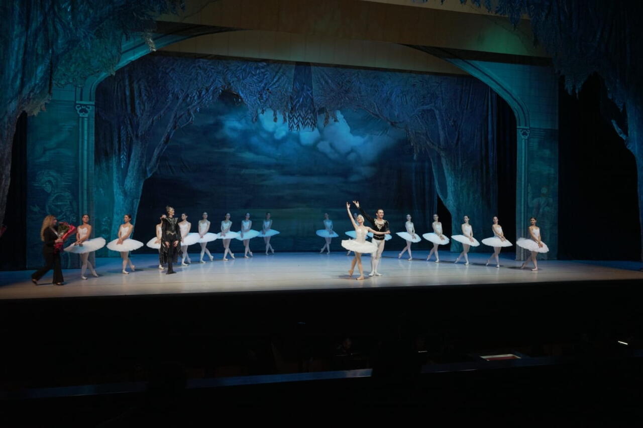 Балет "Лебединое озеро" представили в Баку с участием ведущих солистов Франции и Беларуси