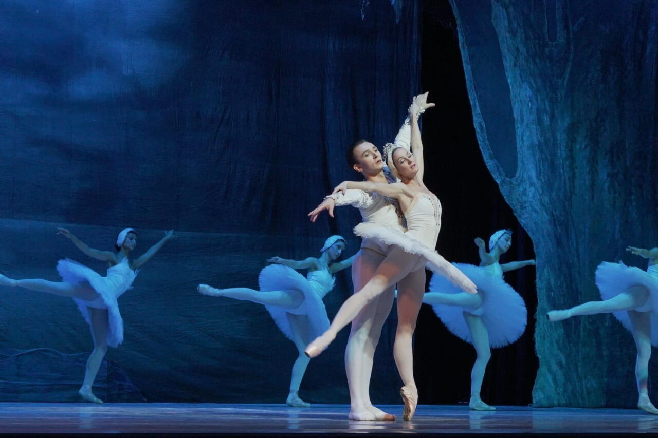 Балет "Лебединое озеро" представили в Баку с участием ведущих солистов Франции и Беларуси