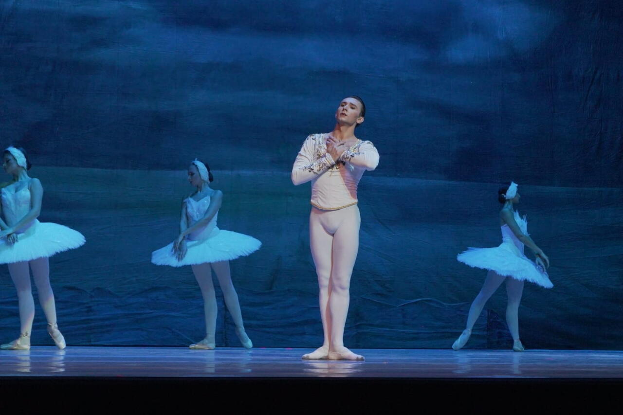 Балет "Лебединое озеро" представили в Баку с участием ведущих солистов Франции и Беларуси