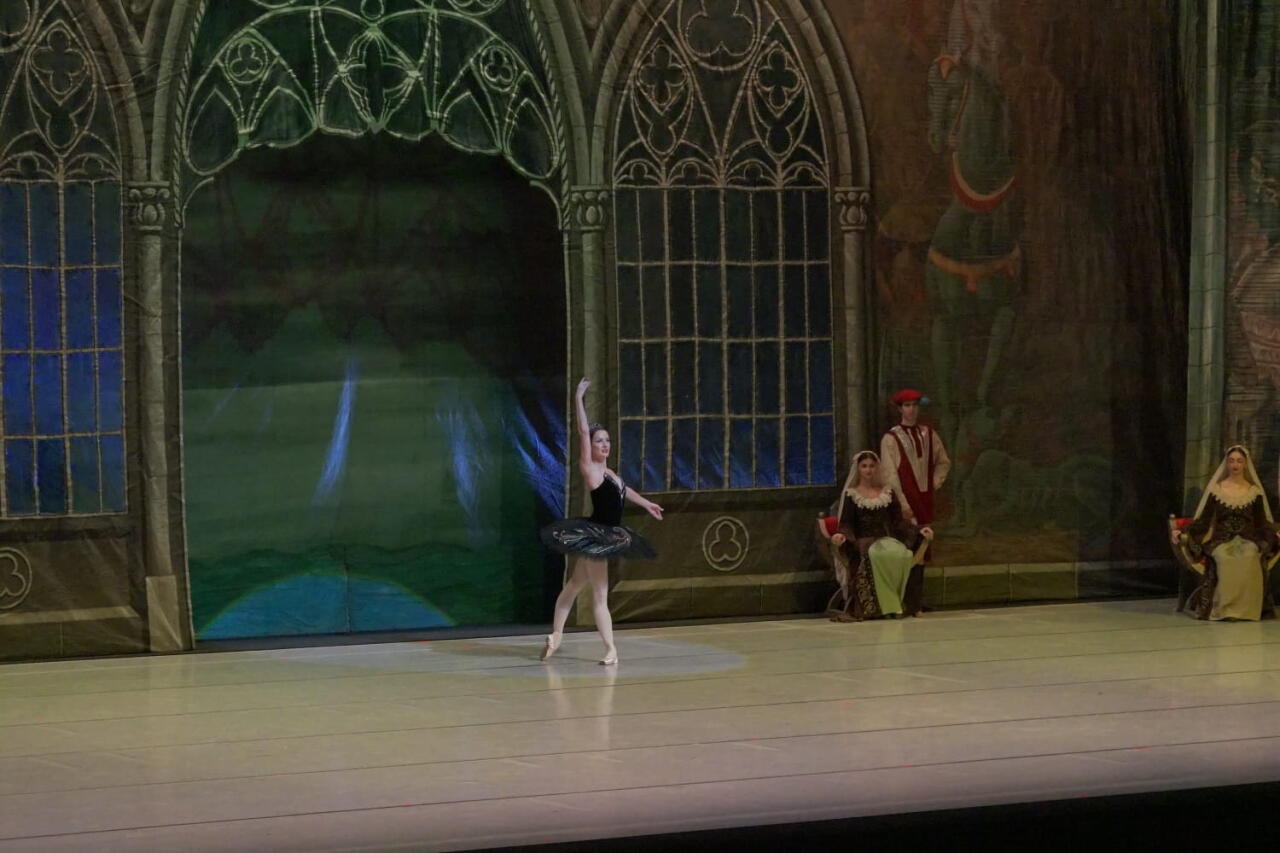 Балет "Лебединое озеро" представили в Баку с участием ведущих солистов Франции и Беларуси