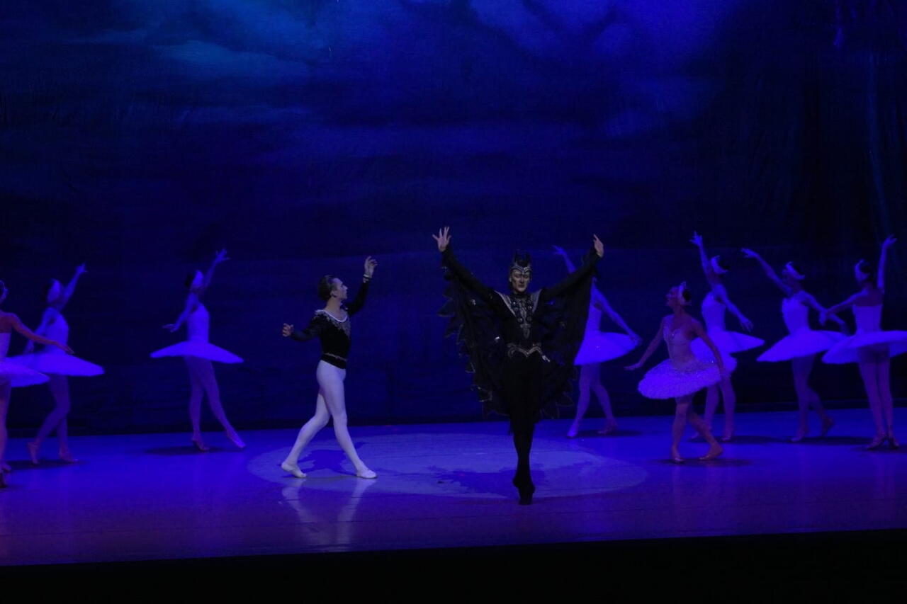 Балет "Лебединое озеро" представили в Баку с участием ведущих солистов Франции и Беларуси