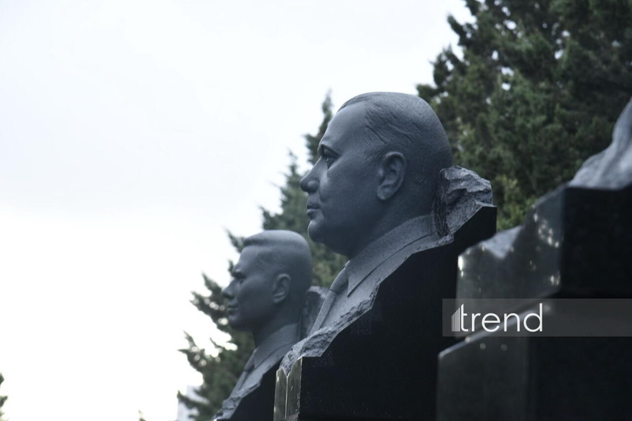 AZAL təyyarəsinin qəzaya uğramasının ildönümü ilə bağlı Milli Qəhrəmanların məzarları ziyarət edilib