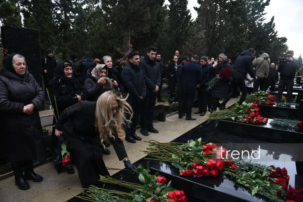 AZAL təyyarəsinin qəzaya uğramasının ildönümü ilə bağlı Milli Qəhrəmanların məzarları ziyarət edilib