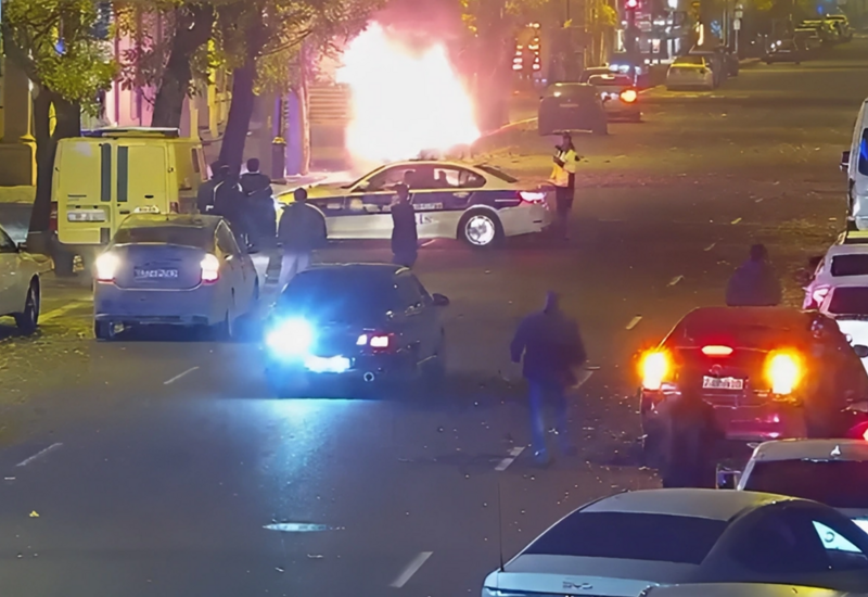 В центре Баку загорелся автомобиль
