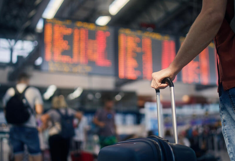 Пассажир пытался попасть в самолет без билета и отобрать оружие у полицейского