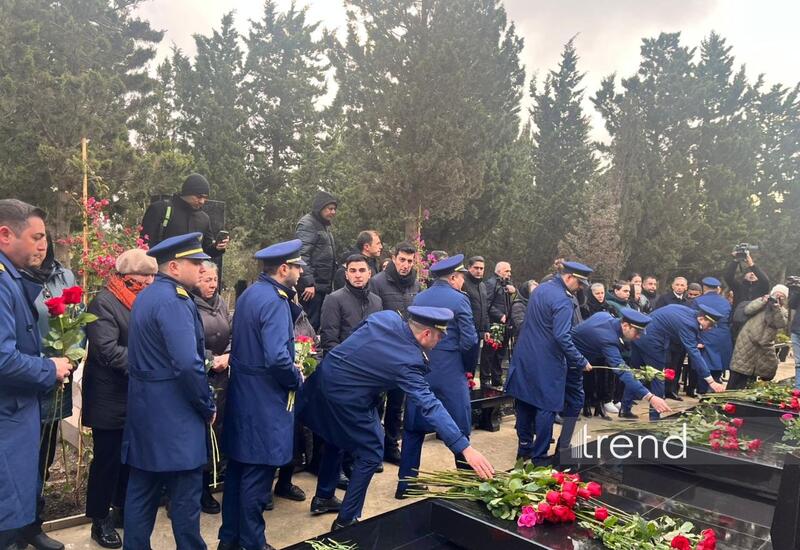 AZAL təyyarəsinin qəzaya uğramasının ildönümü ilə bağlı Milli Qəhrəmanların məzarları ziyarət edilib