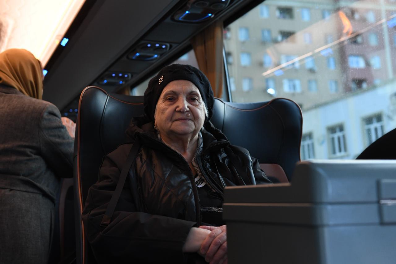 Очередная группа бывших вынужденных переселенцев отправилась в город Агдам