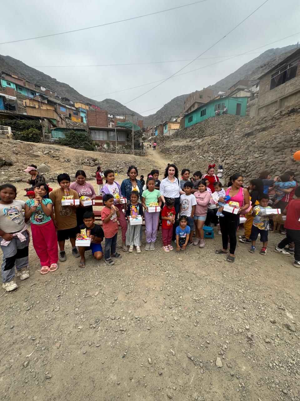 Посольство Азербайджана вручило подарки детям из малообеспеченных семей в Перу