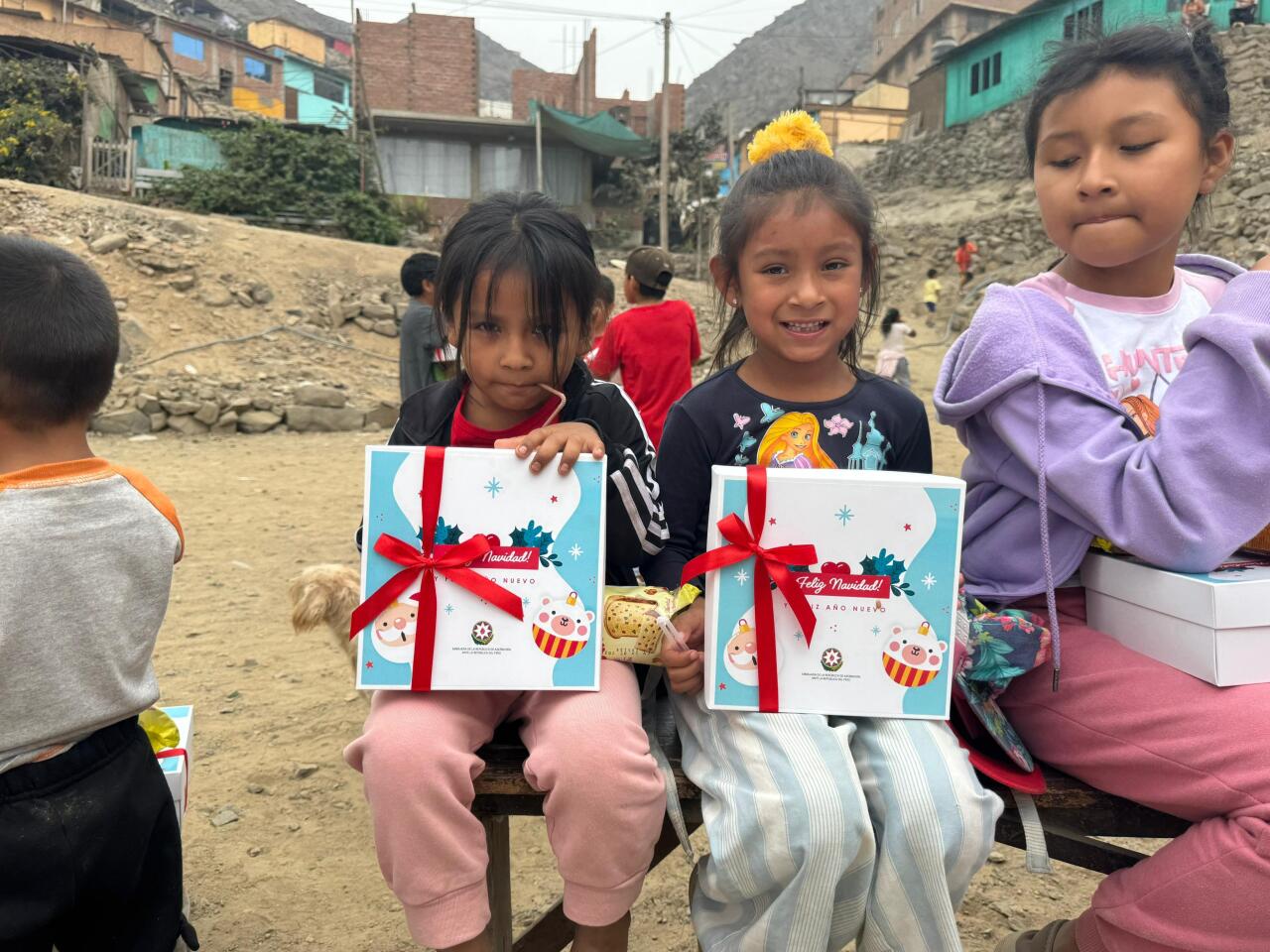 Посольство Азербайджана вручило подарки детям из малообеспеченных семей в Перу