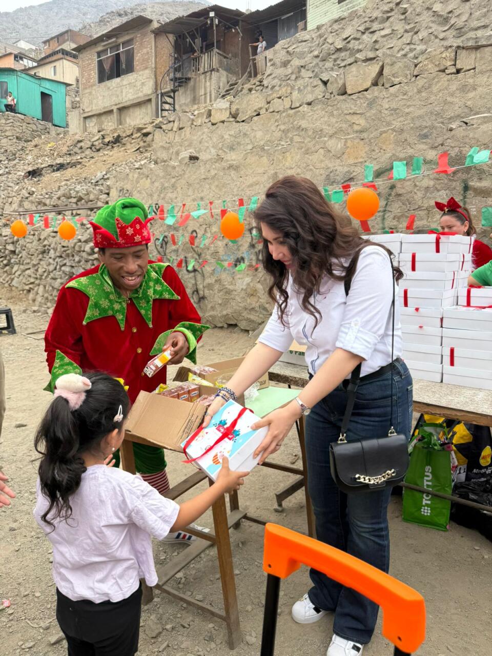 Посольство Азербайджана вручило подарки детям из малообеспеченных семей в Перу