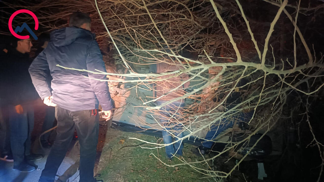 "Opel" врезался в дерево и перевернулся в Товузе