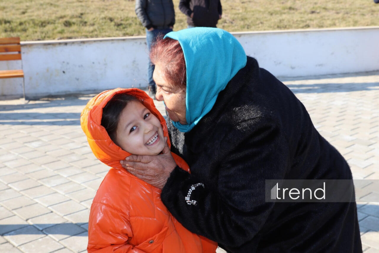Məmmədbəyli kəndinə və Qırmızı Bazar qəsəbəsinə köçən sakinlərə evlərinin açarları təqdim olunub