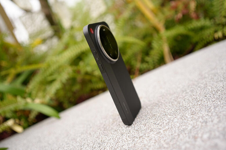 Чёрный Xiaomi 17 Ultra Leica Edition показали вживую со всех сторон