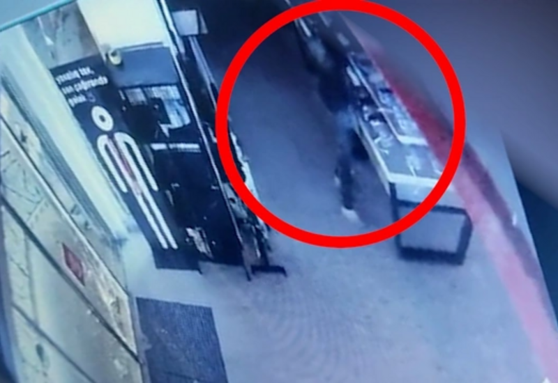 Женщина украла телефон из магазина в Баку